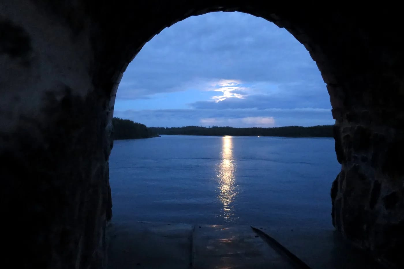 Kuunsilta Olavinlinnan holvikaaren läpi