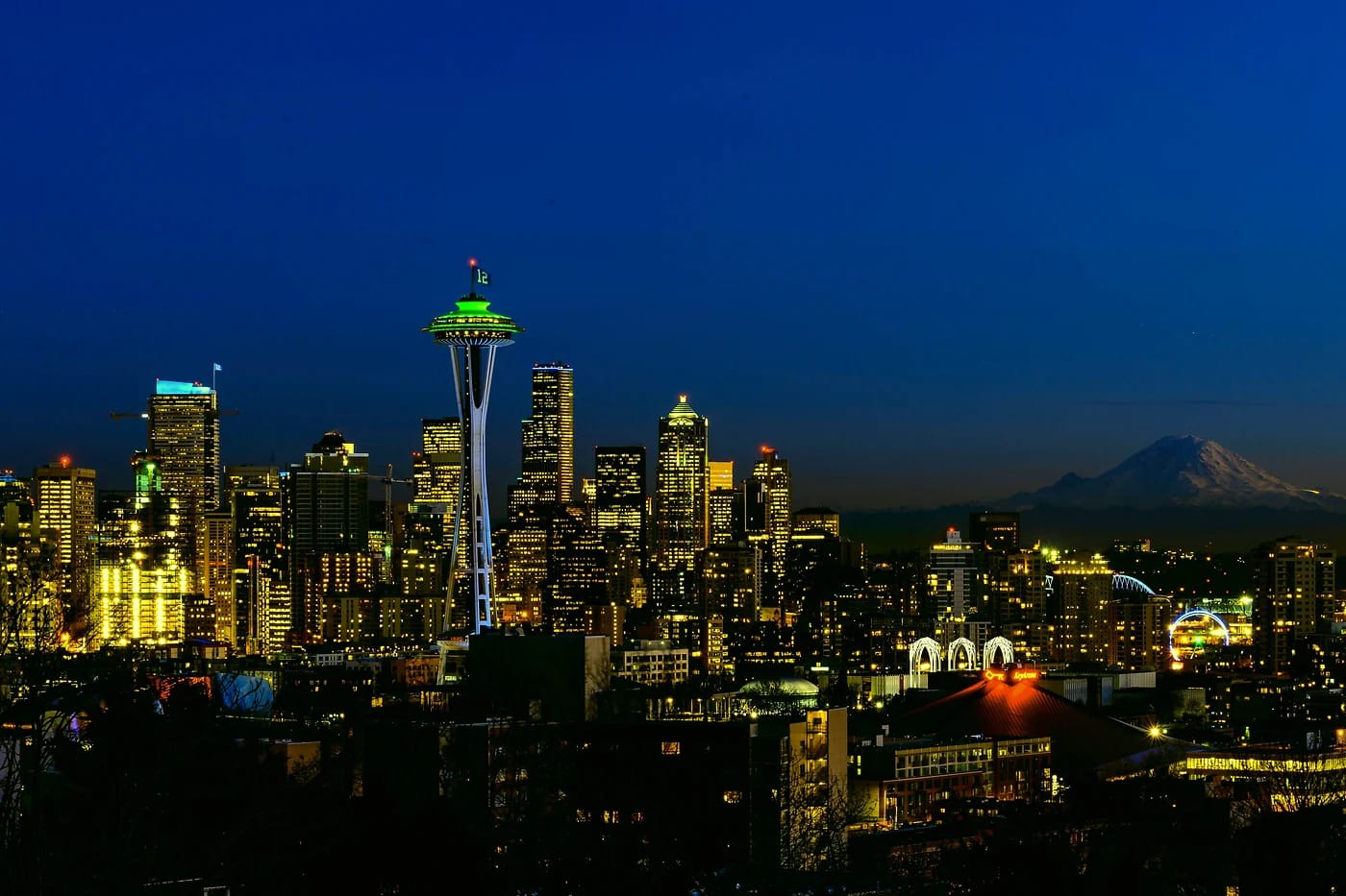 Seattlen siluetti ja Space Needle iltahämärässä