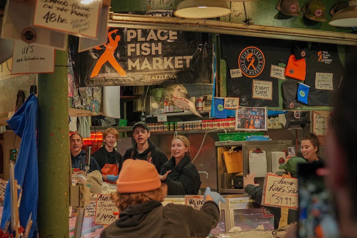 Pike Place -kalatorin myyjiä Seattlessa