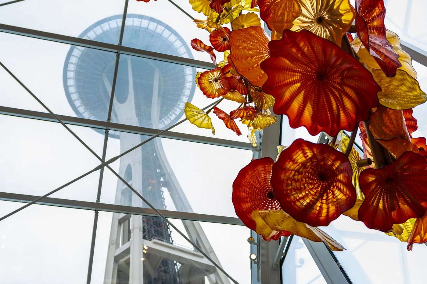 Space Needle Chihulyn lasitaiteen läpi