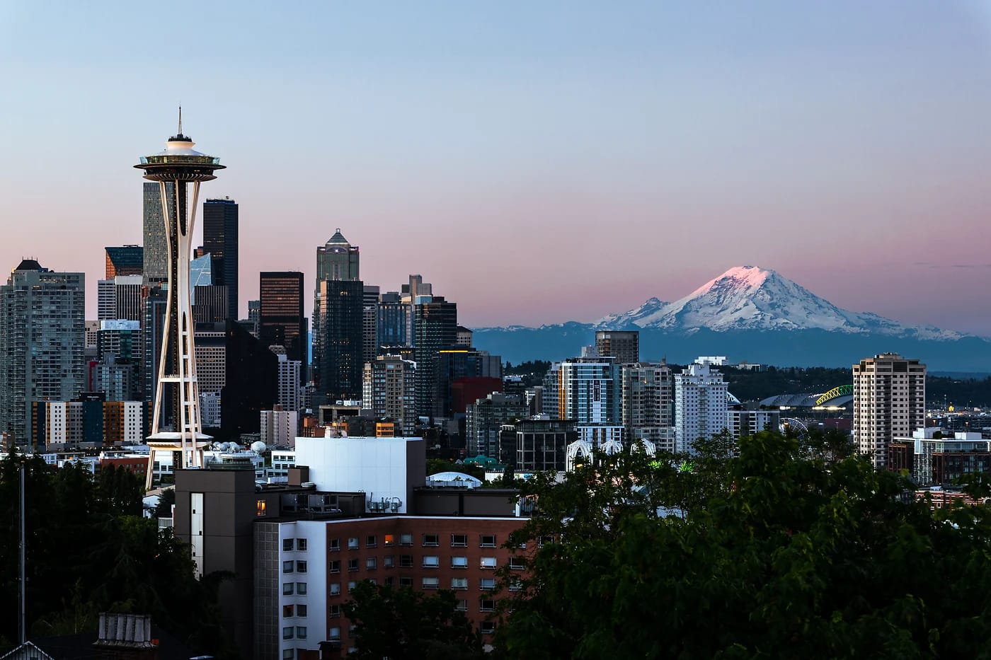 Seattlen siluetti, Space Needle ja Mount Rainier aamunkoitteessa
