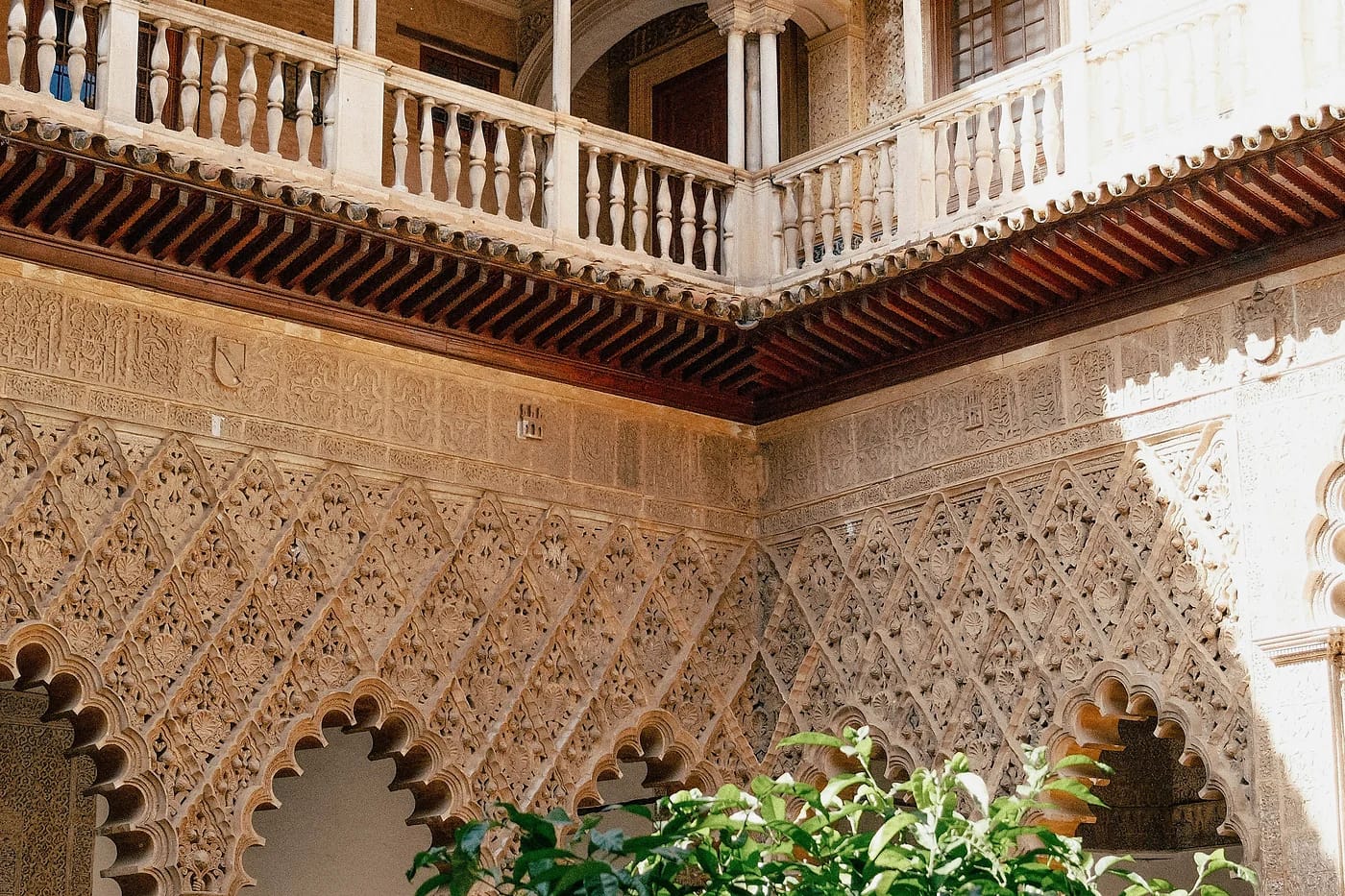 Real Alcázarin koristeellinen sisäpiha Sevillassa
