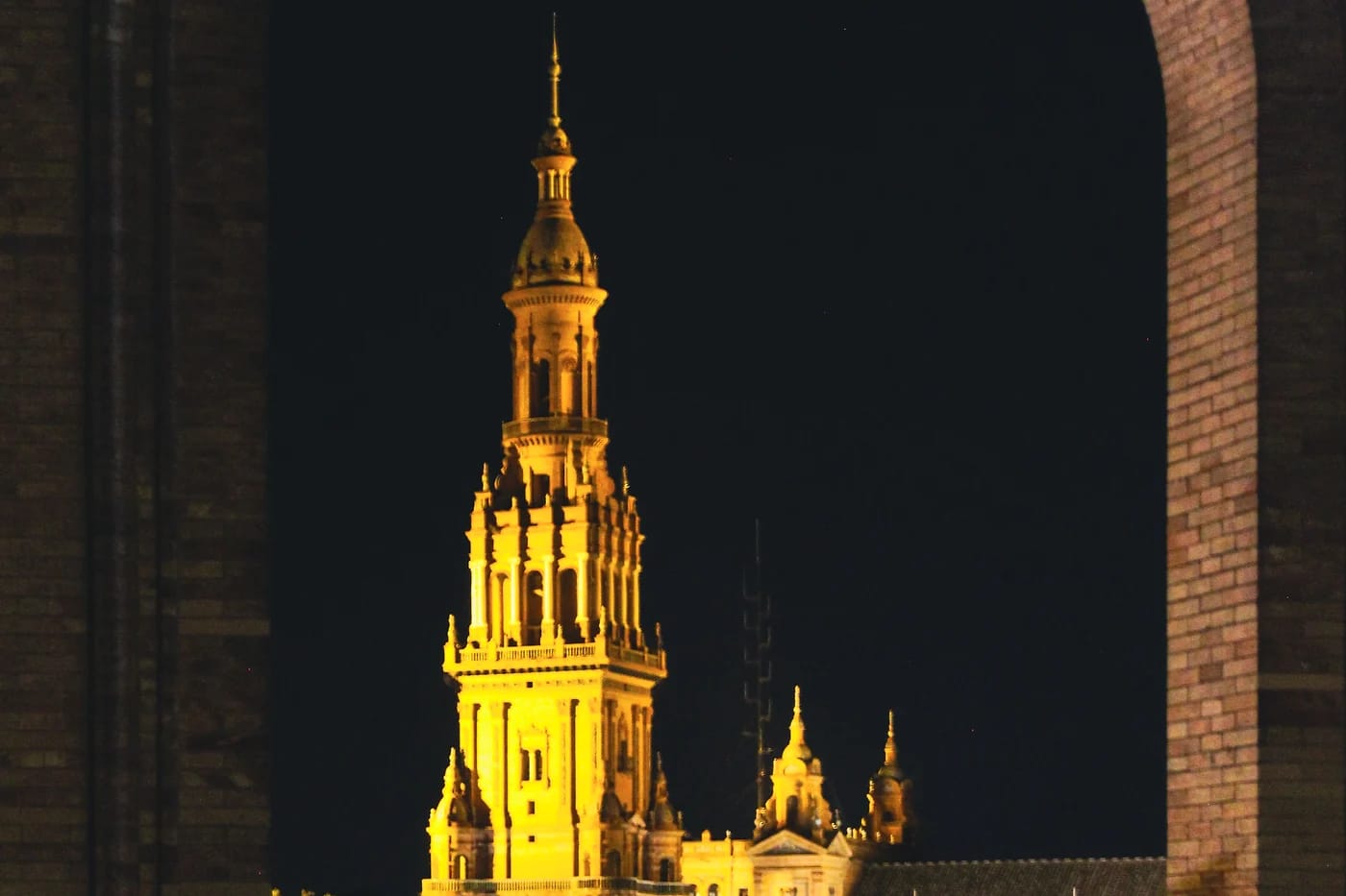 Plaza de Españan valaistu torni illalla Sevillassa