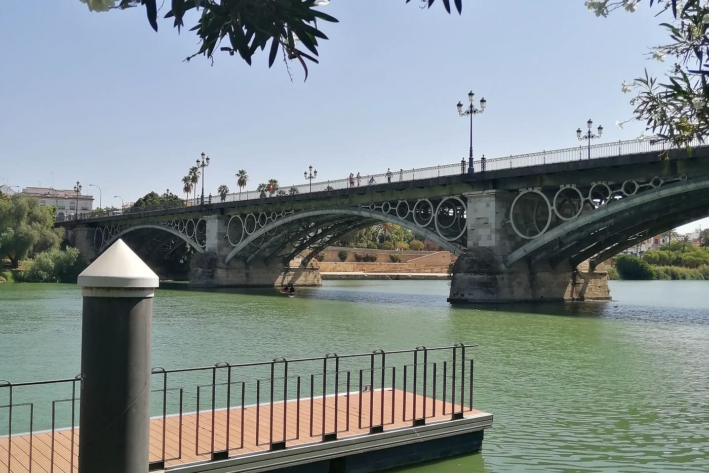 Trianan silta Guadalquivir-joen yli Sevillassa