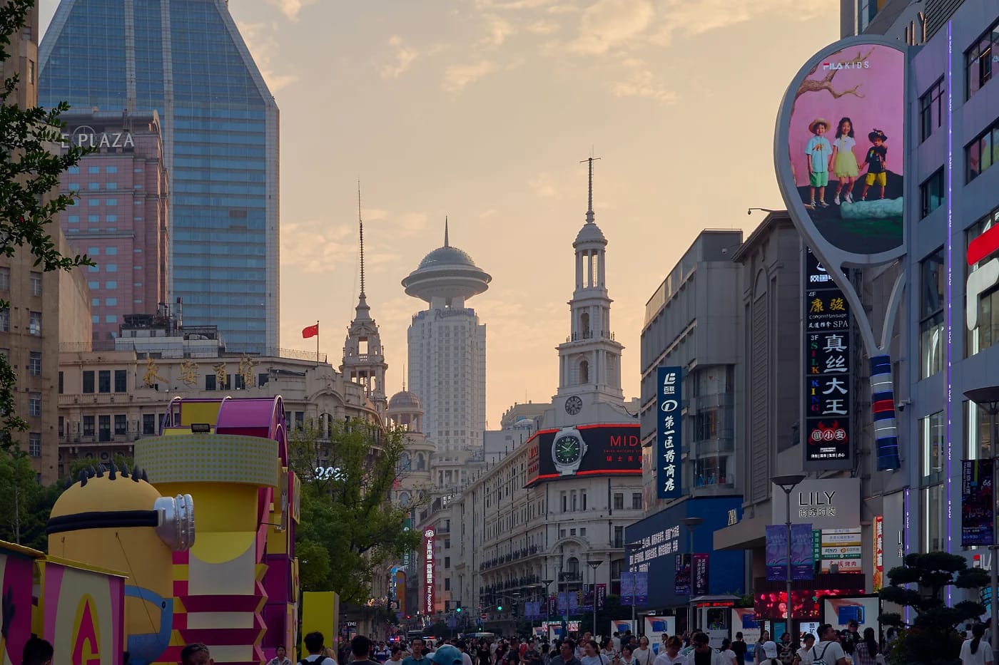 Nanjing Road auringonlaskussa