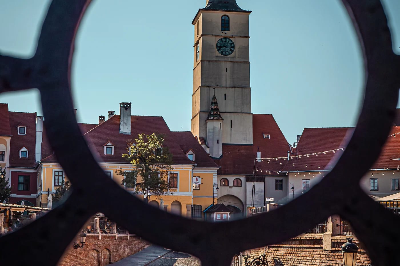 Torni sillan ristikon läpi