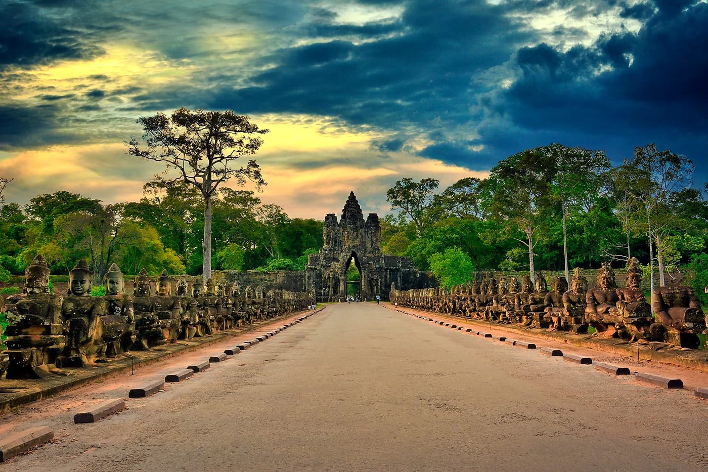 Angkor Thomin eteläportti hämärässä
