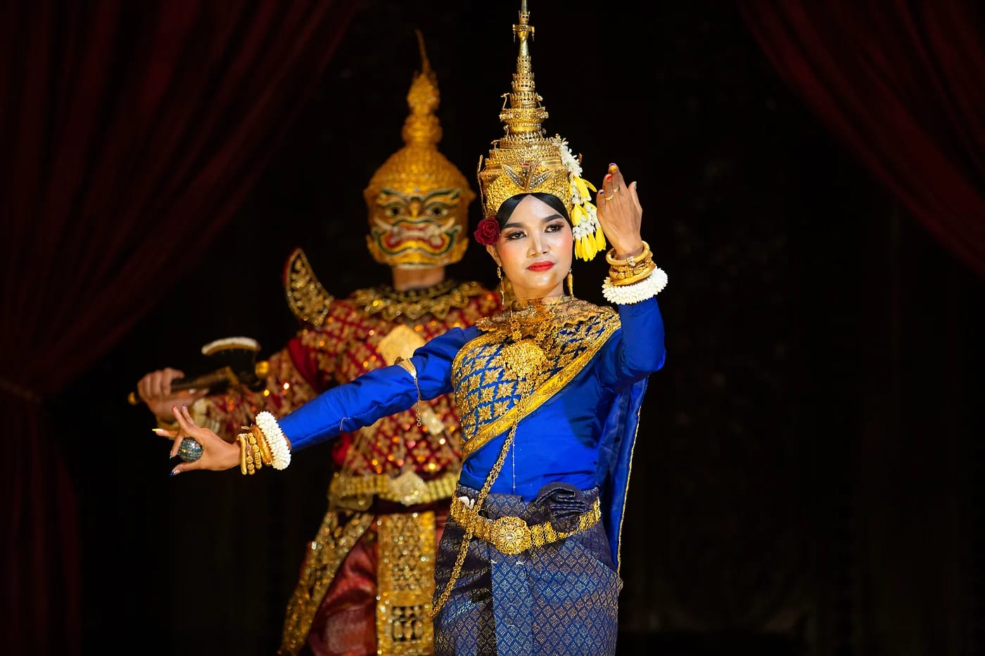 Apsara-tanssijat perinneasuissa Siem Reapissa