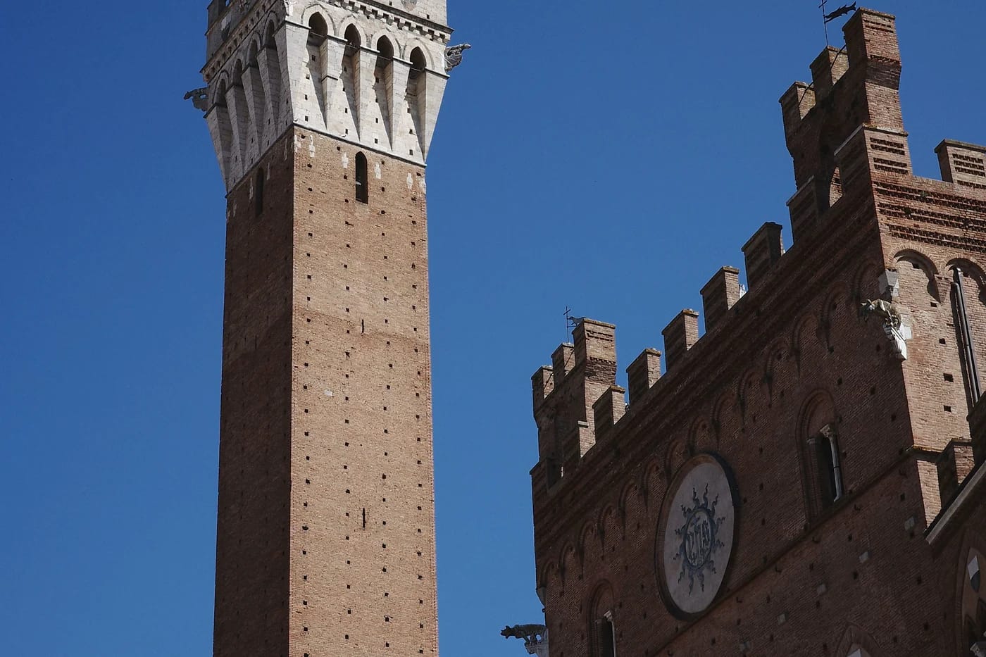 Torre del Mangia kirkasta taivasta vasten Sienassa