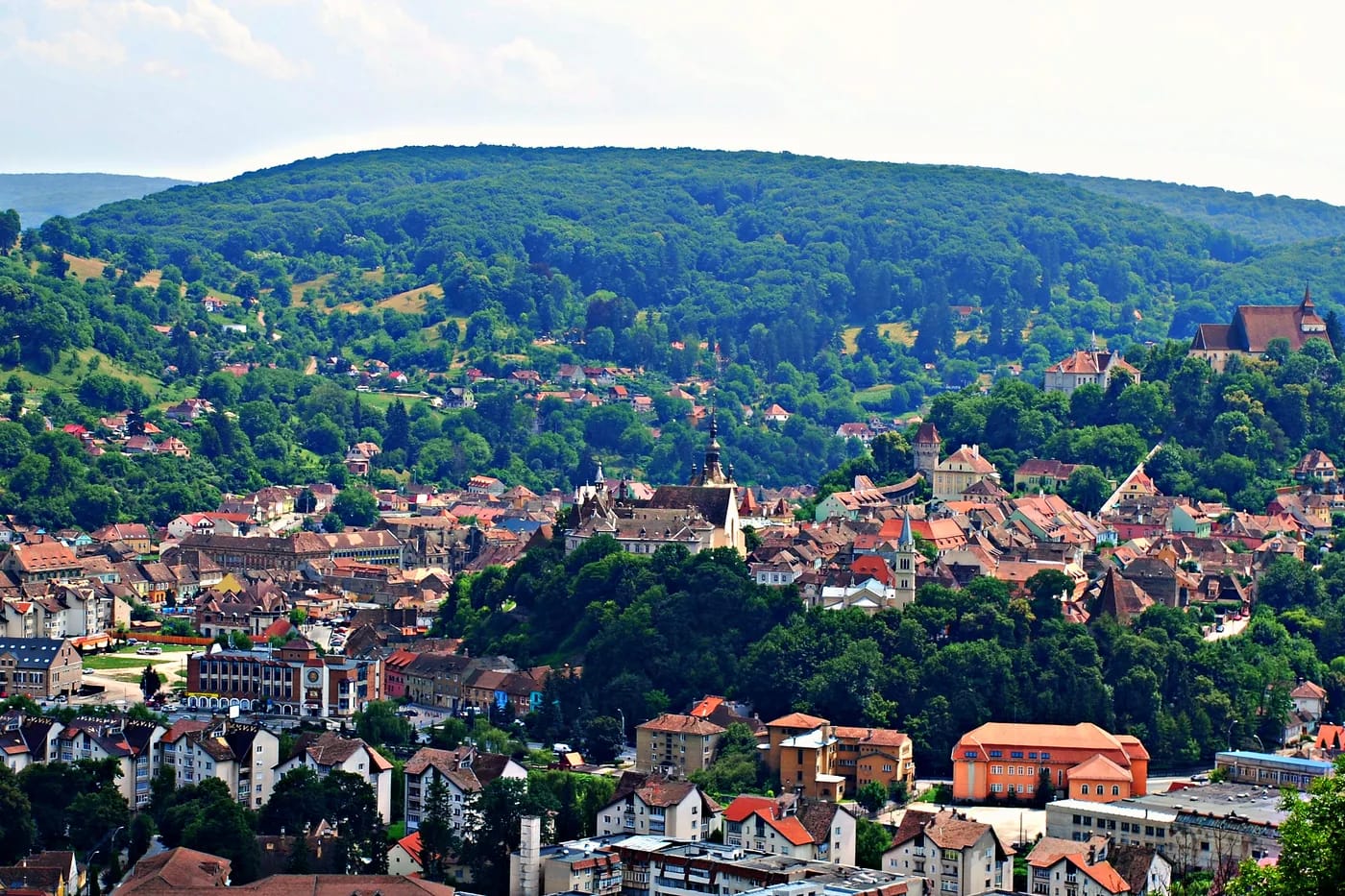 Sighișoaran linnakaupunki kukkulalla ja punaiset katot