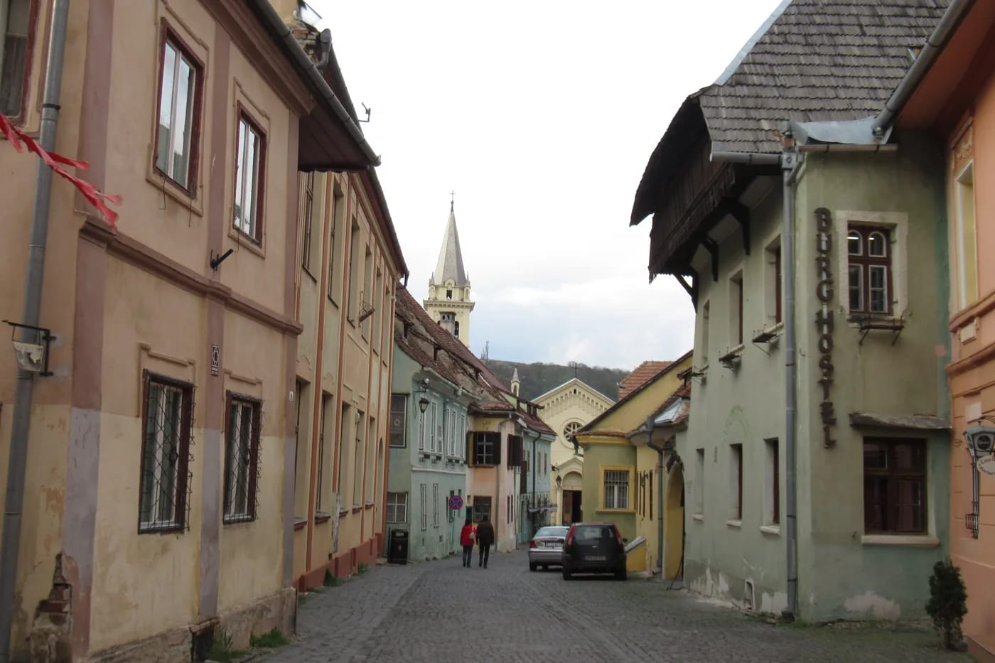 Värikkäitä taloja Sighișoaran kivikadulla