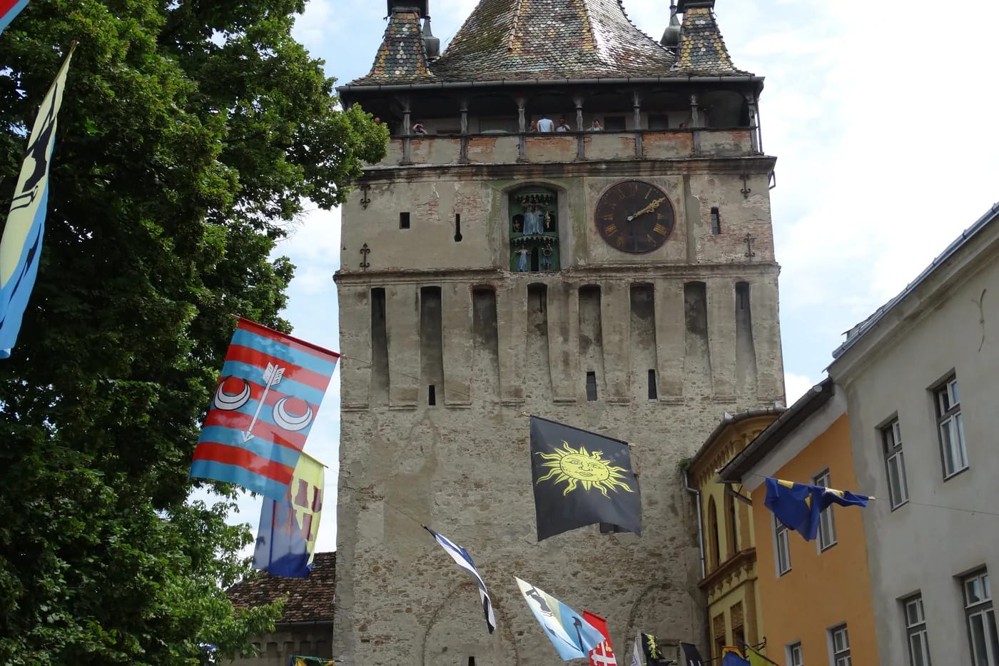 Kellotorni keskiaikafestivaalin aikaan Sighișoarassa