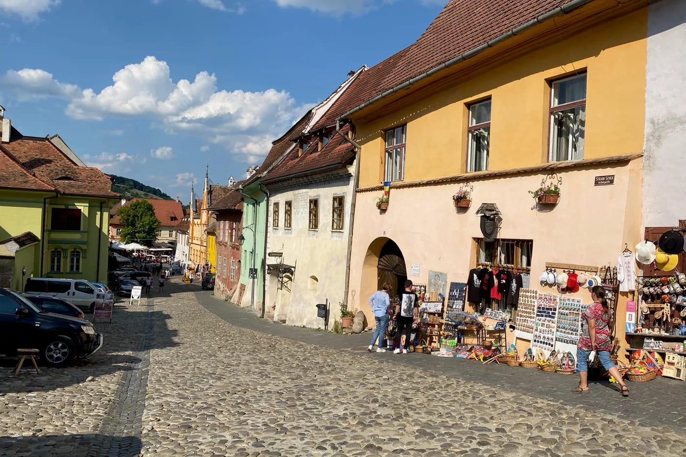 Sighișoaran vanhankaupungin katua ja käsityöpuoteja