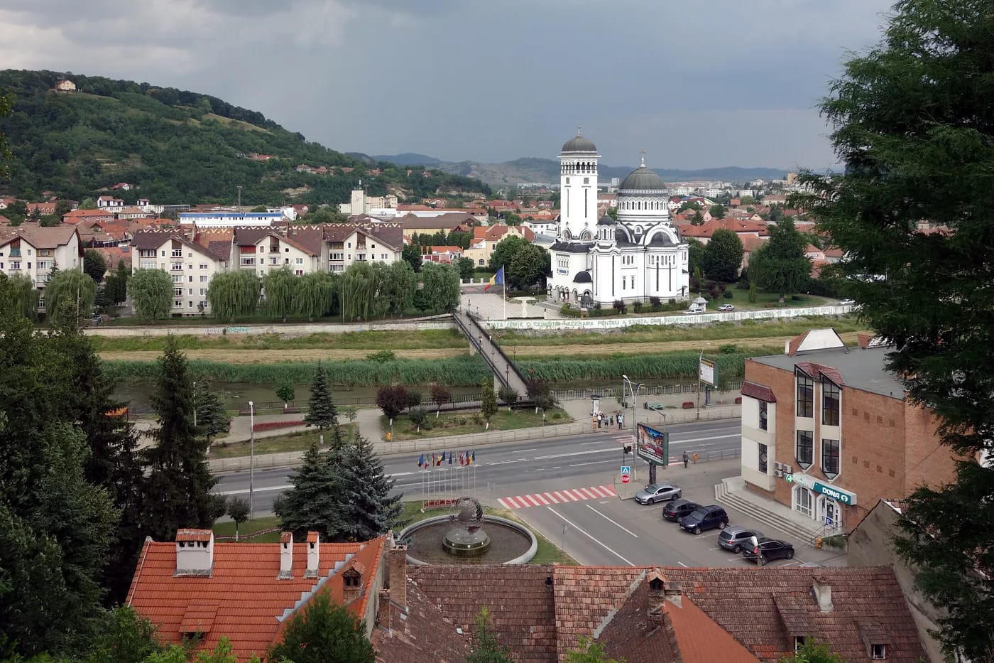 Pyhän Kolminaisuuden kirkko ja Sighișoaran silhuetti