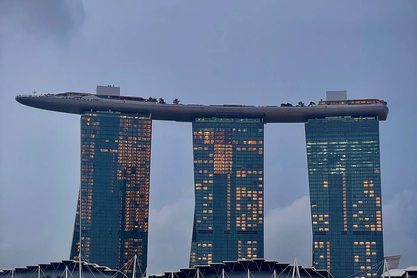 Marina Bay Sands hämärässä Singaporessa