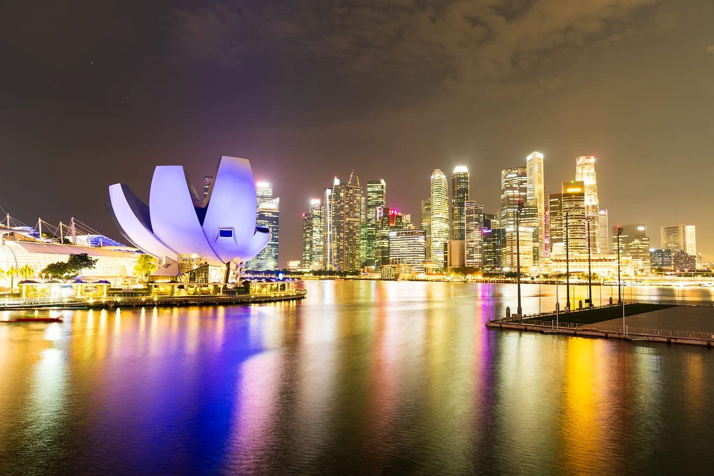 Singaporen valaistu skyline ja Marina Bay yöllä