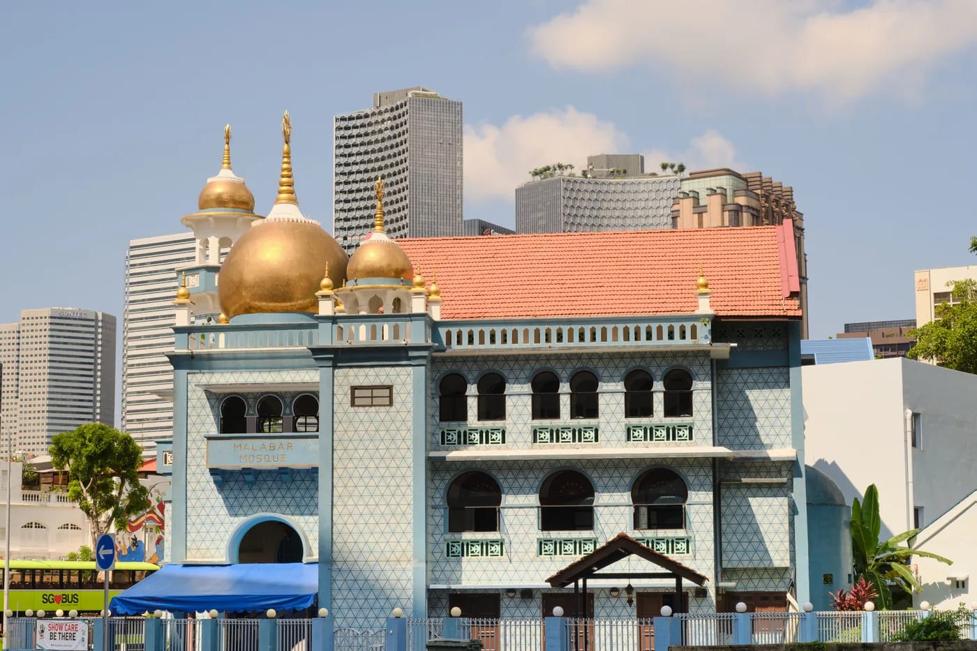 Sultan-moskeijan kultainen kupoli ja skyline Kampong Glamissa