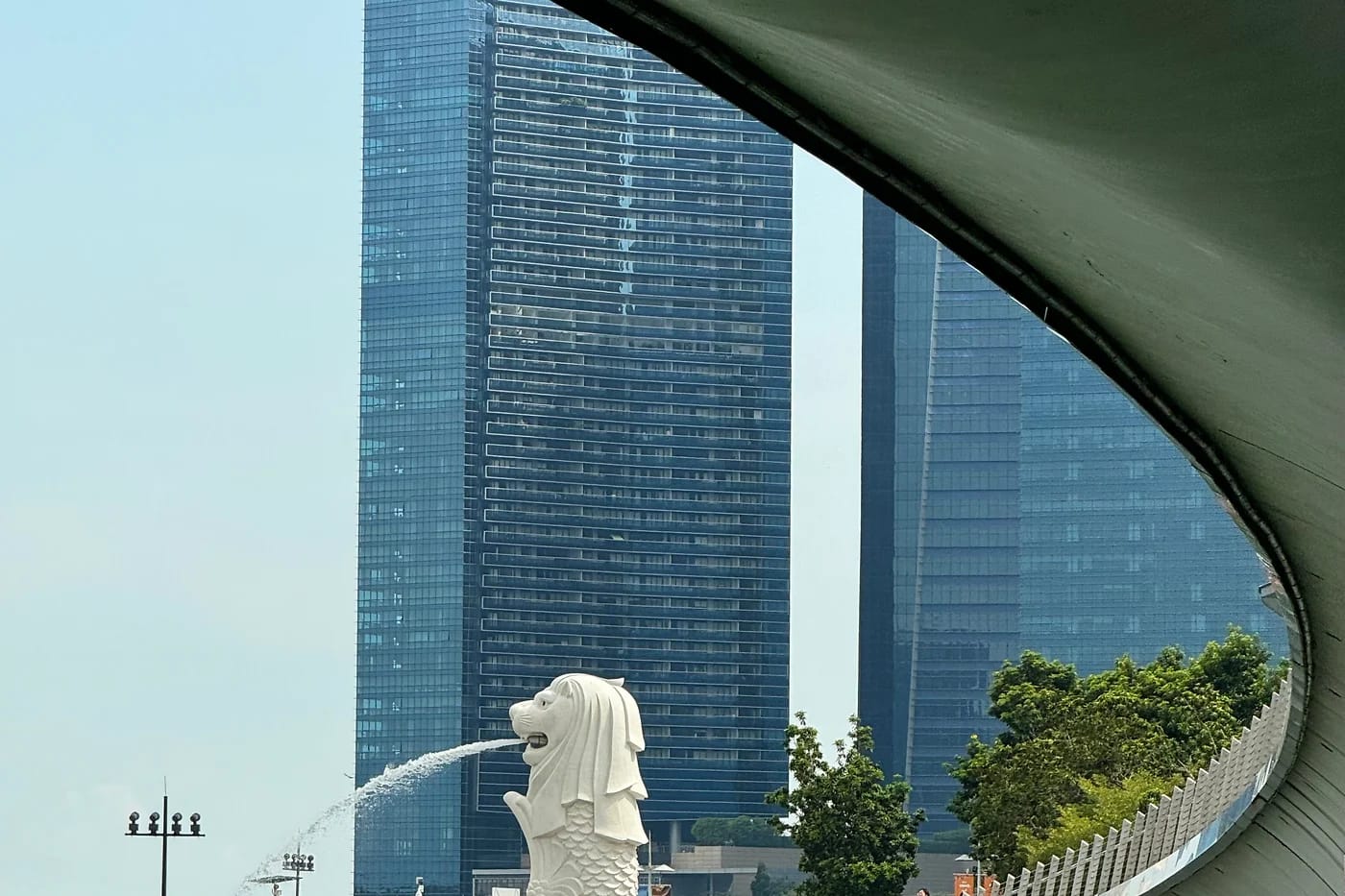 Merlion-patsas ja pilvenpiirtäjät Singaporessa