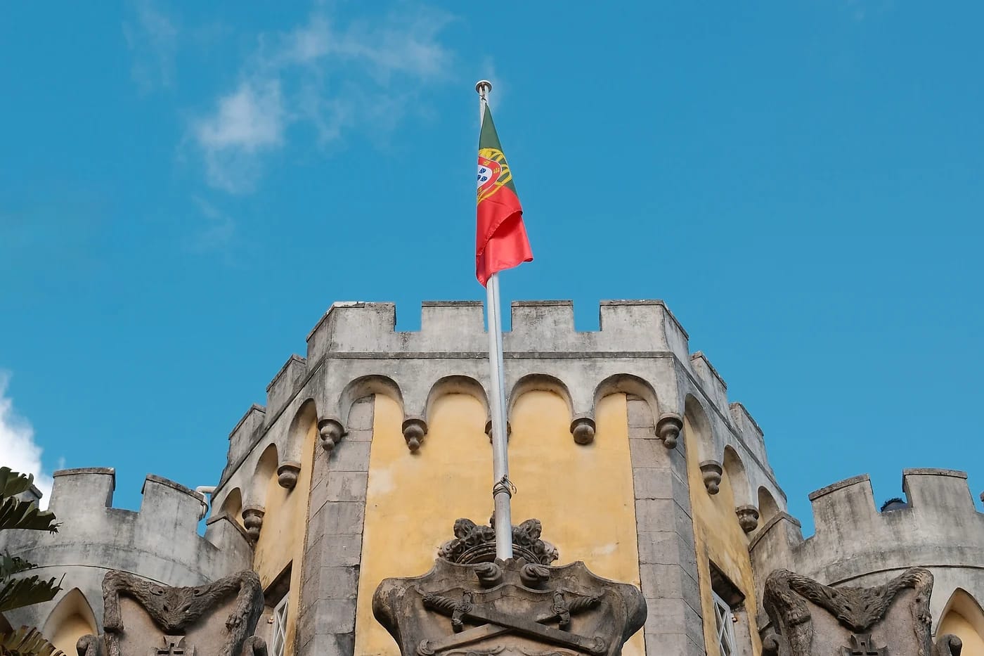 Pena-palatsin torni ja Portugalin lippu Sintrassa