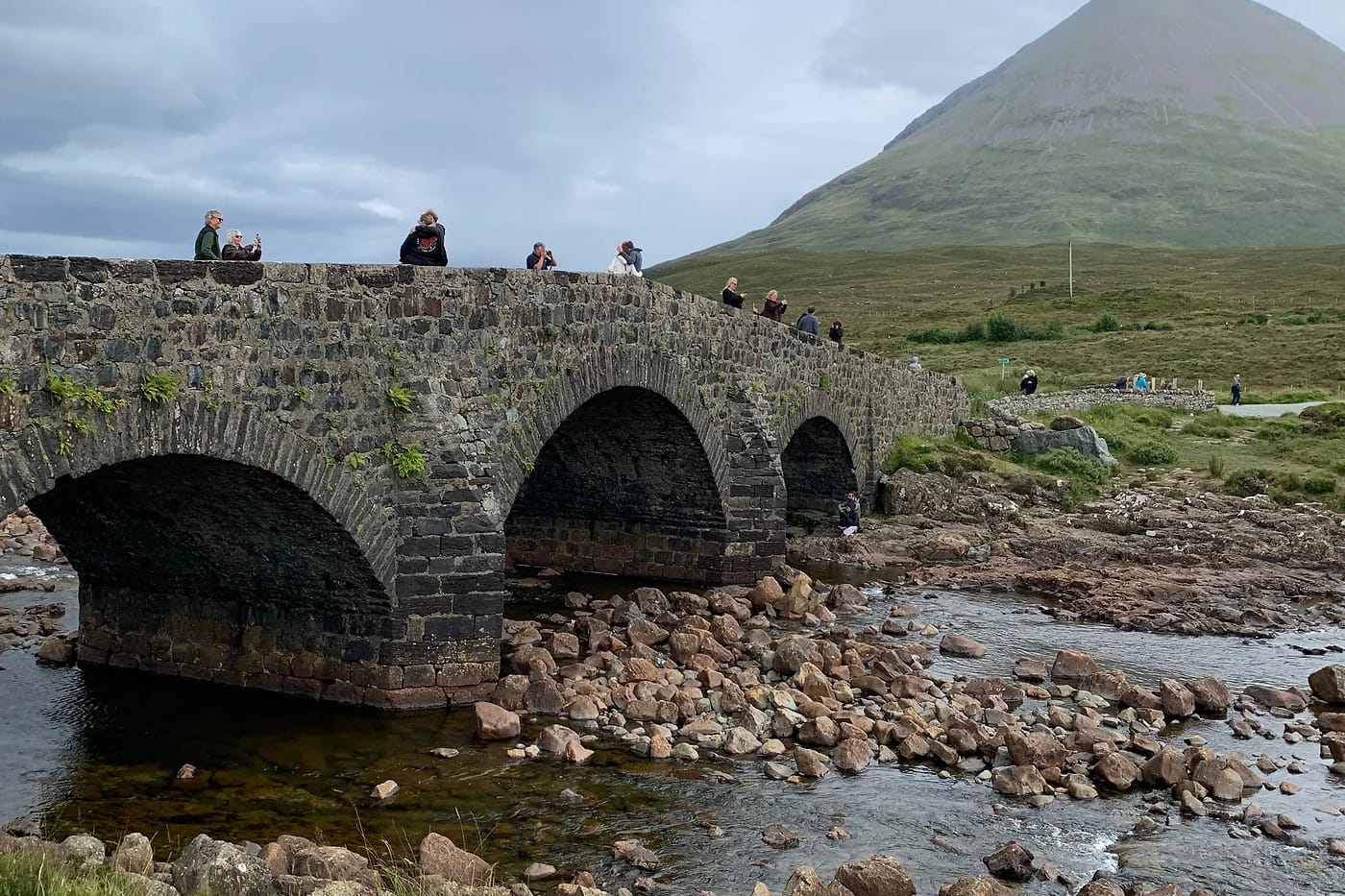 Sligachanin vanha kivisilta ja Cuillin-vuoret