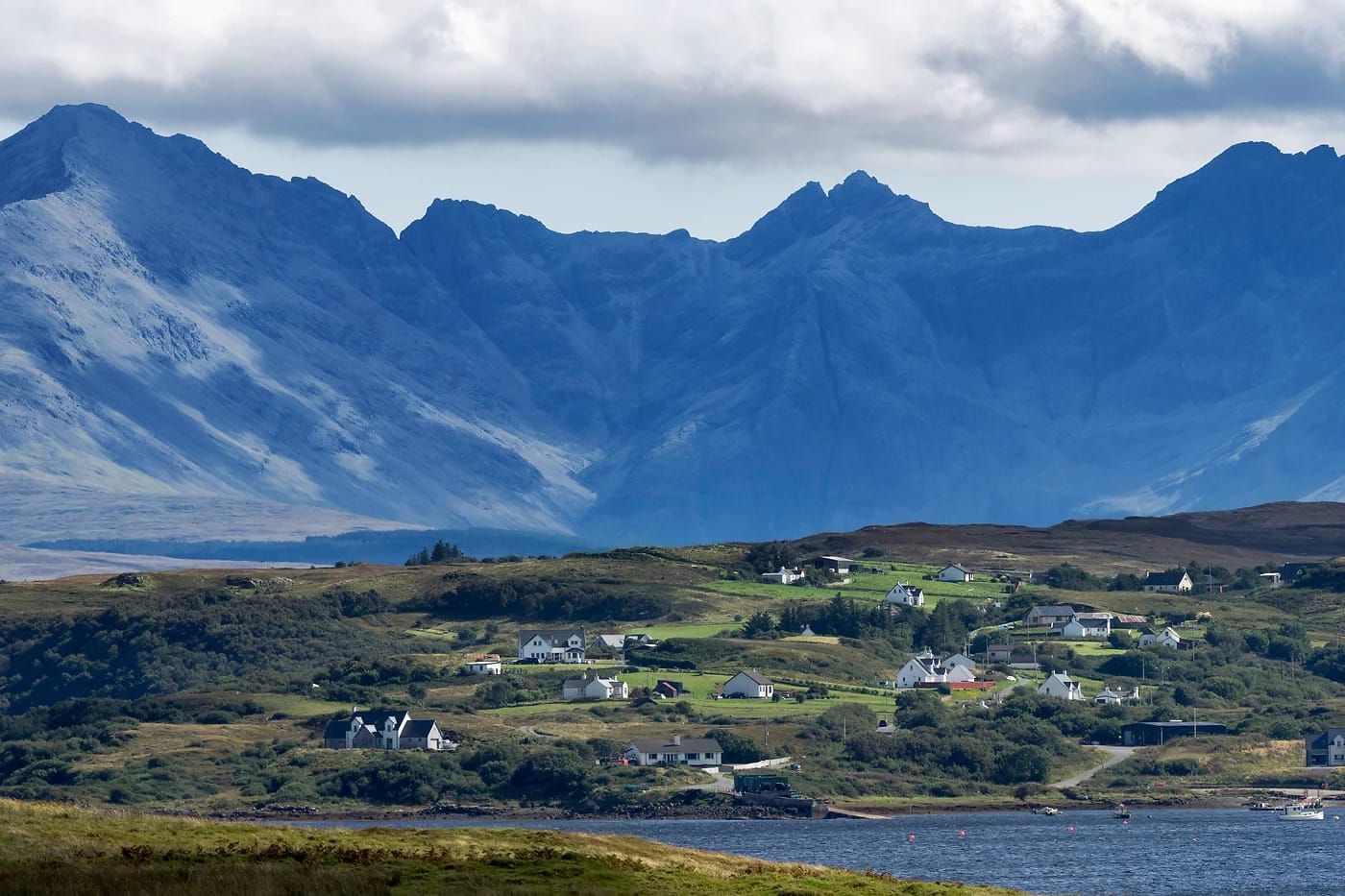 Ullinishin kylä ja Cuillin-vuoret Skyellä
