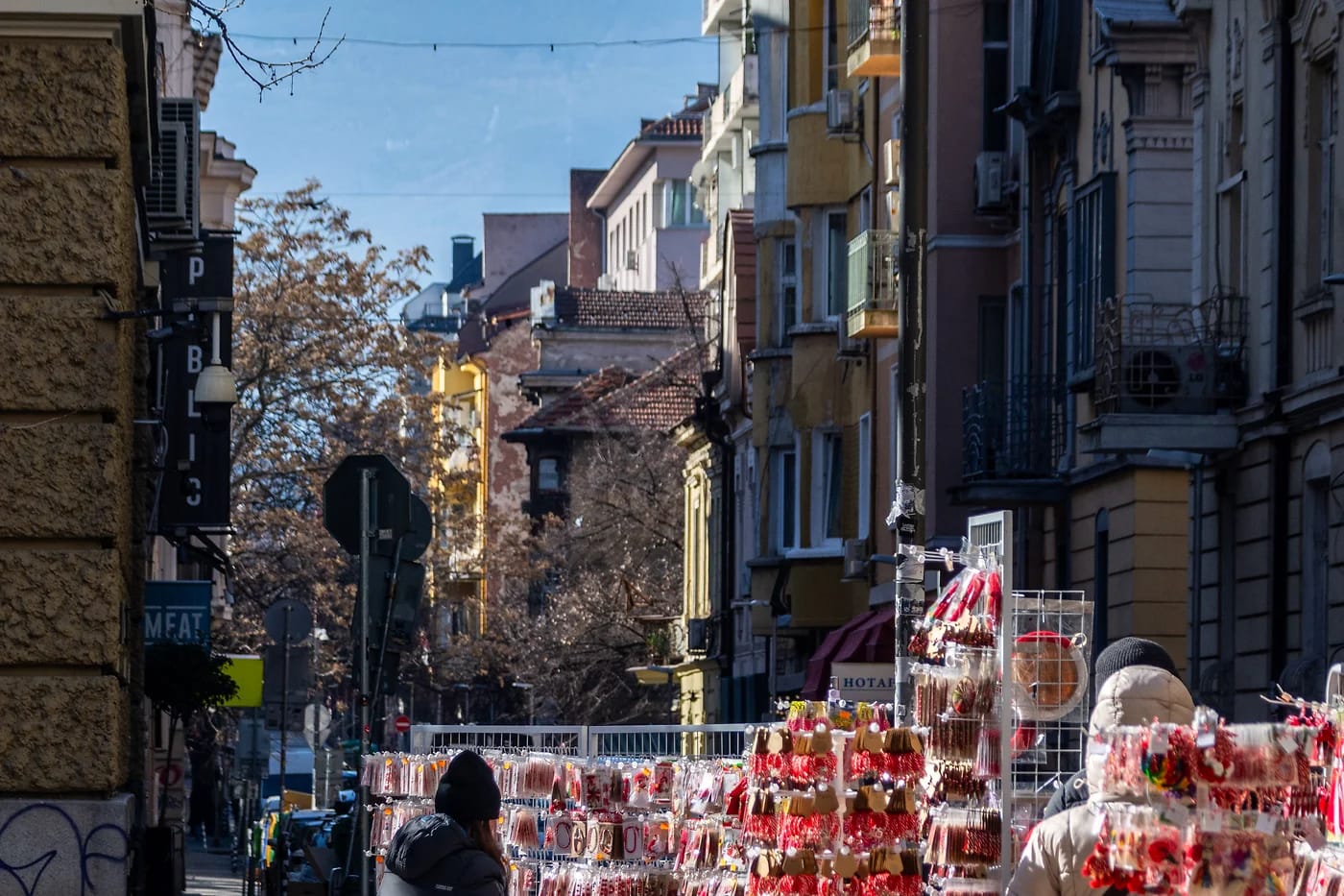 Katukauppaa ja Vitoša-vuori taustalla talvella