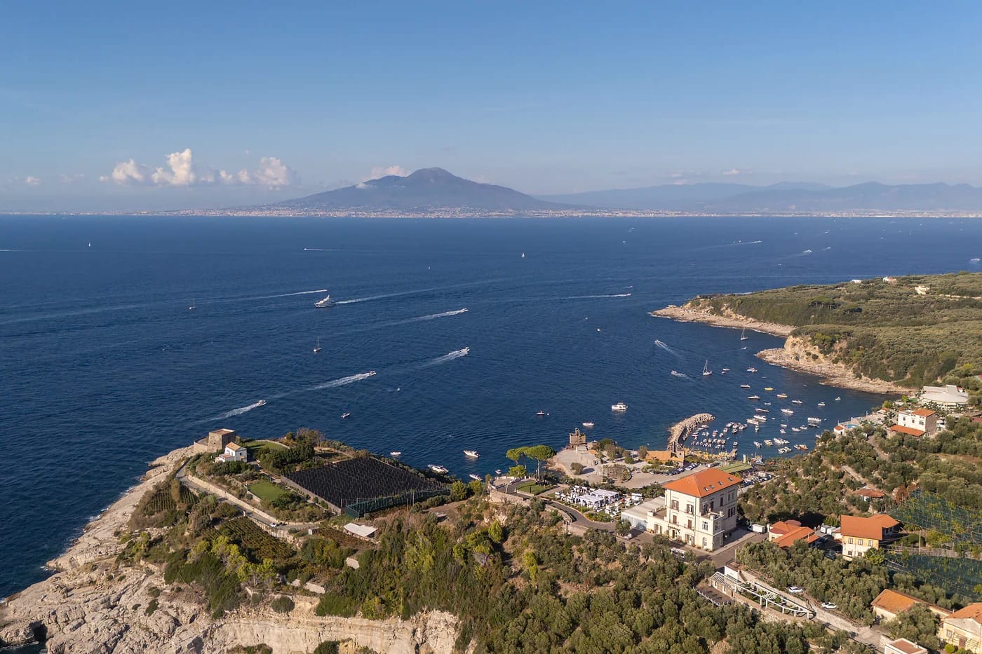 Sorrenton rannikko ja Vesuvius taustalla