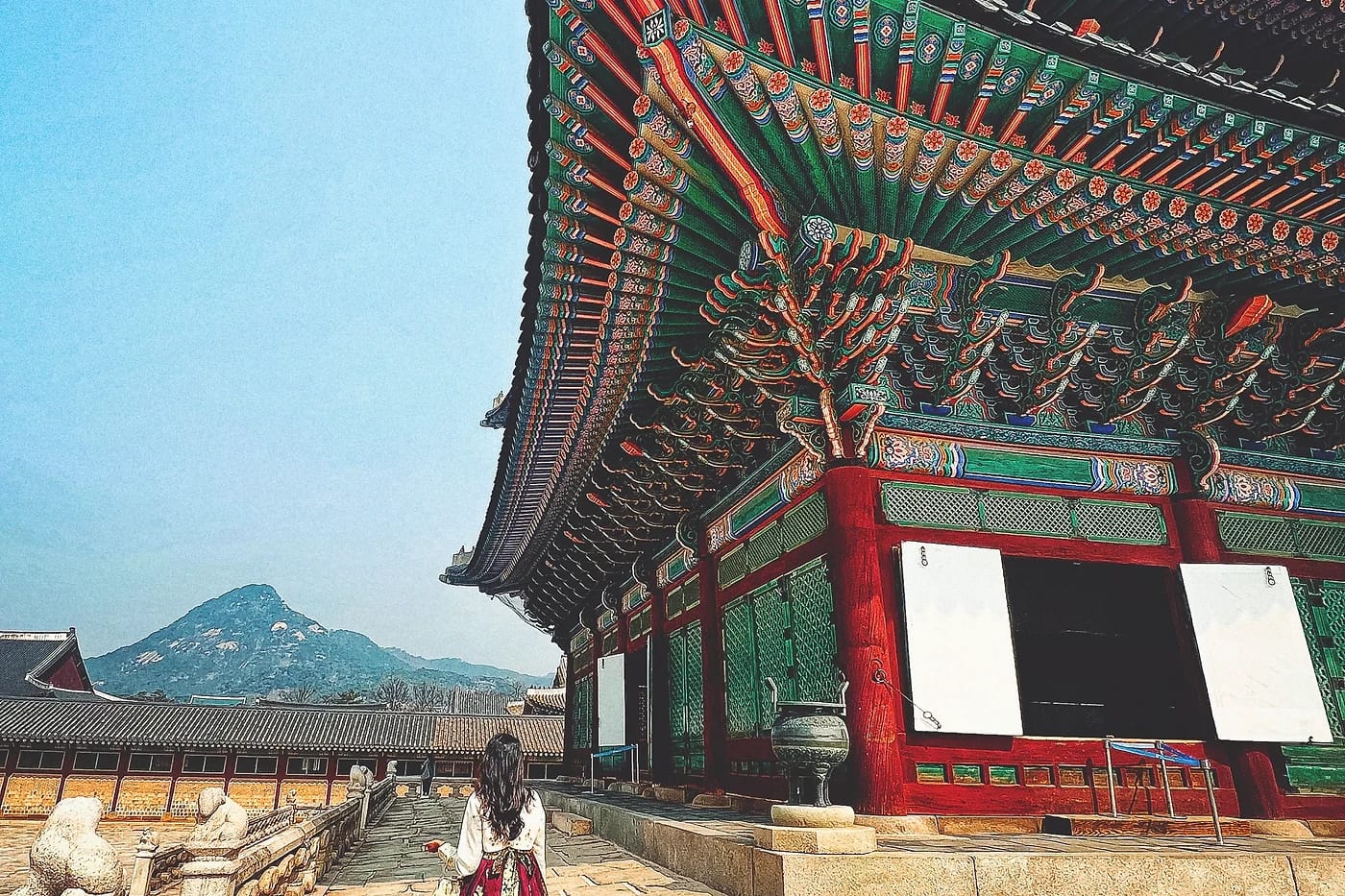 Gyeongbokgungin palatsi ja hanbok-pukuja