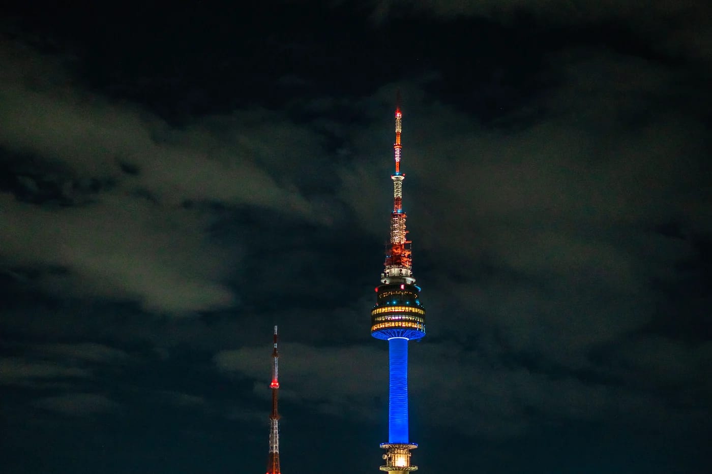 N Seoul Tower valaistuna yöllä