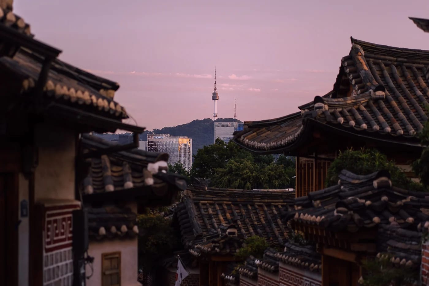 Soulin katot ja N Seoul Tower auringonlaskussa