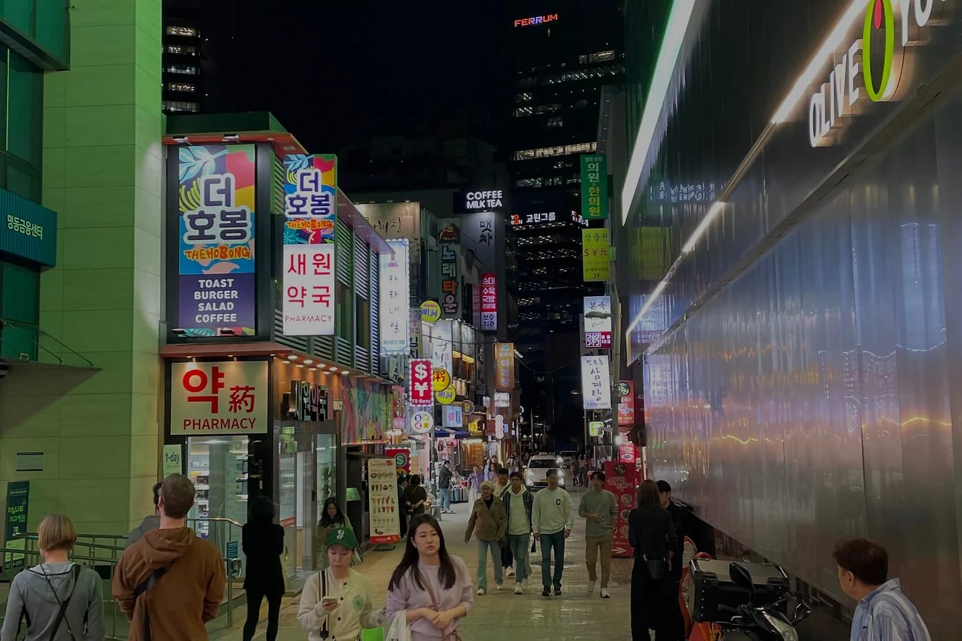 Myeongdongin vilkas katu neonvaloissa