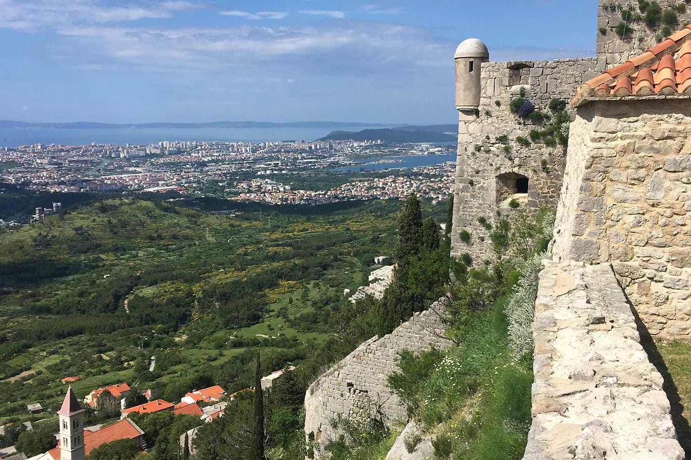 Klisin linnoitus vuorenrinteellä, taustalla Split ja meri