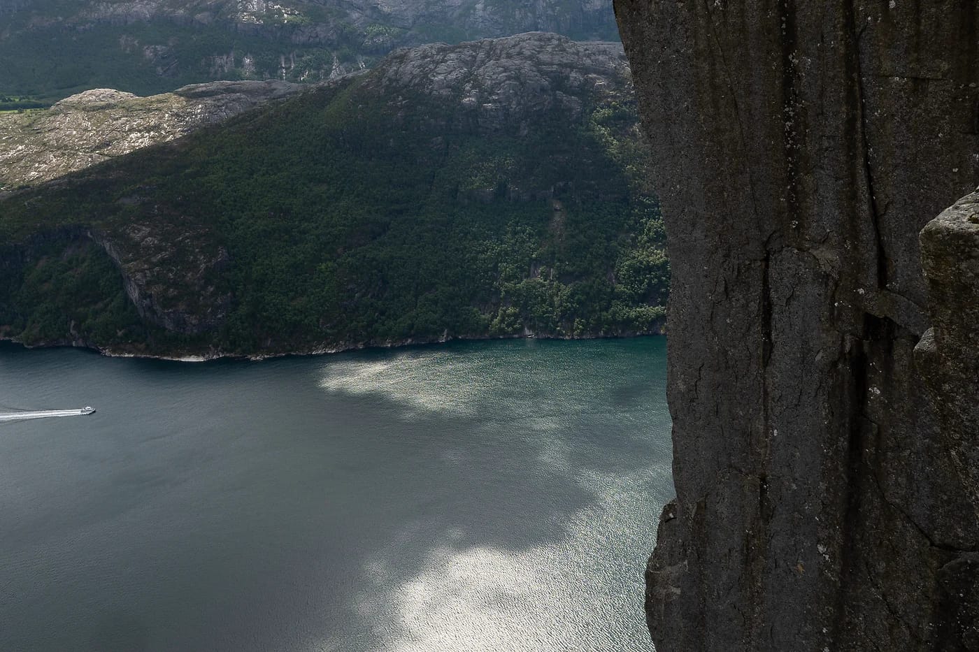 Preikestolenin kalliolaki Lysefjordin yllä
