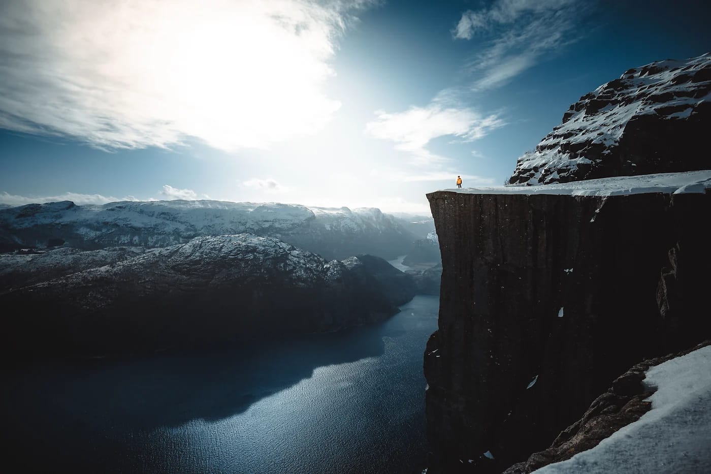 Luminen Preikestolen talvella Lysefjordin yllä