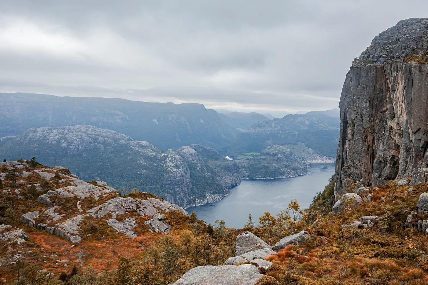 Lysefjord syksyn väreissä Preikestolenilta