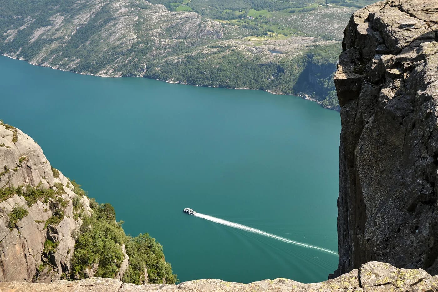 Ilmakuva Lysefjordin jyrkänteistä ja kirkkaasta vedestä