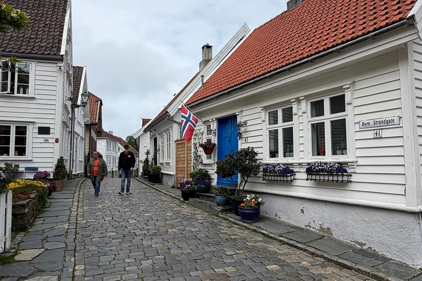 Gamle Stavangerin valkoiset puutalot mukulakivikujalla