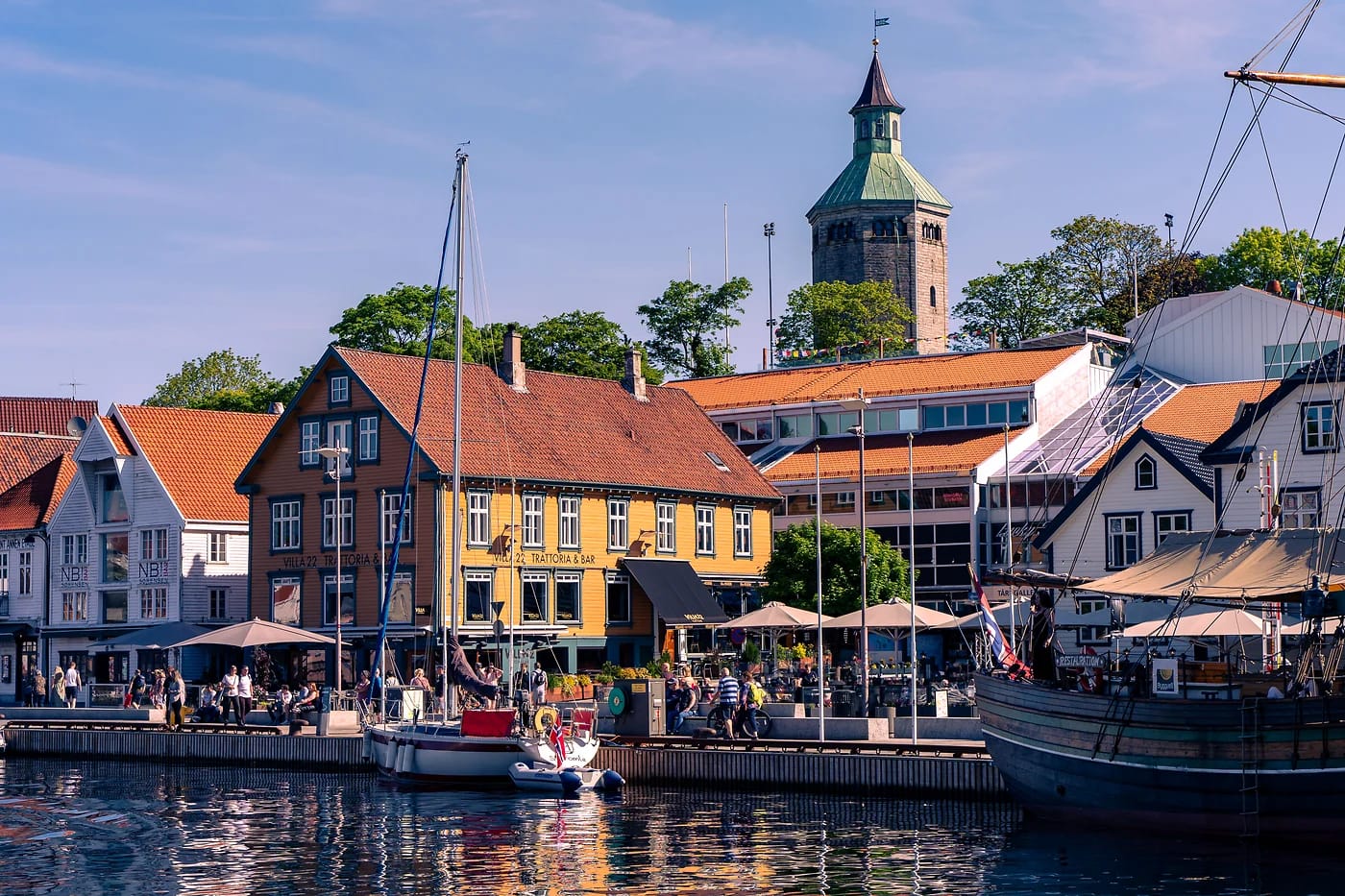 Stavangerin satama ja veneitä kesäpäivänä