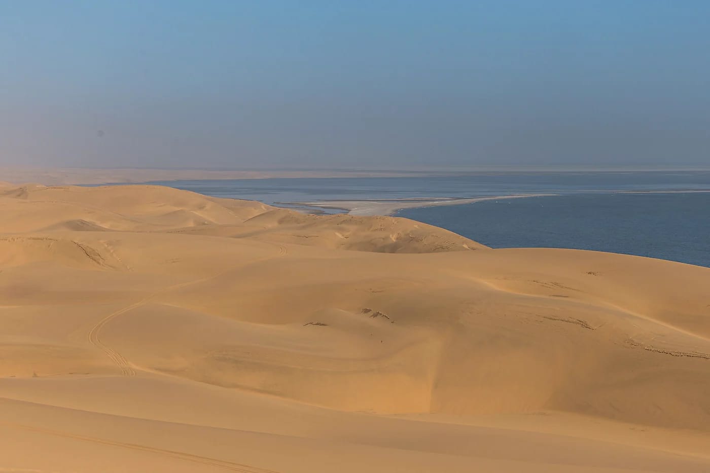 Namibian dyynit sulautuvat mereen Swakopmundin lähellä