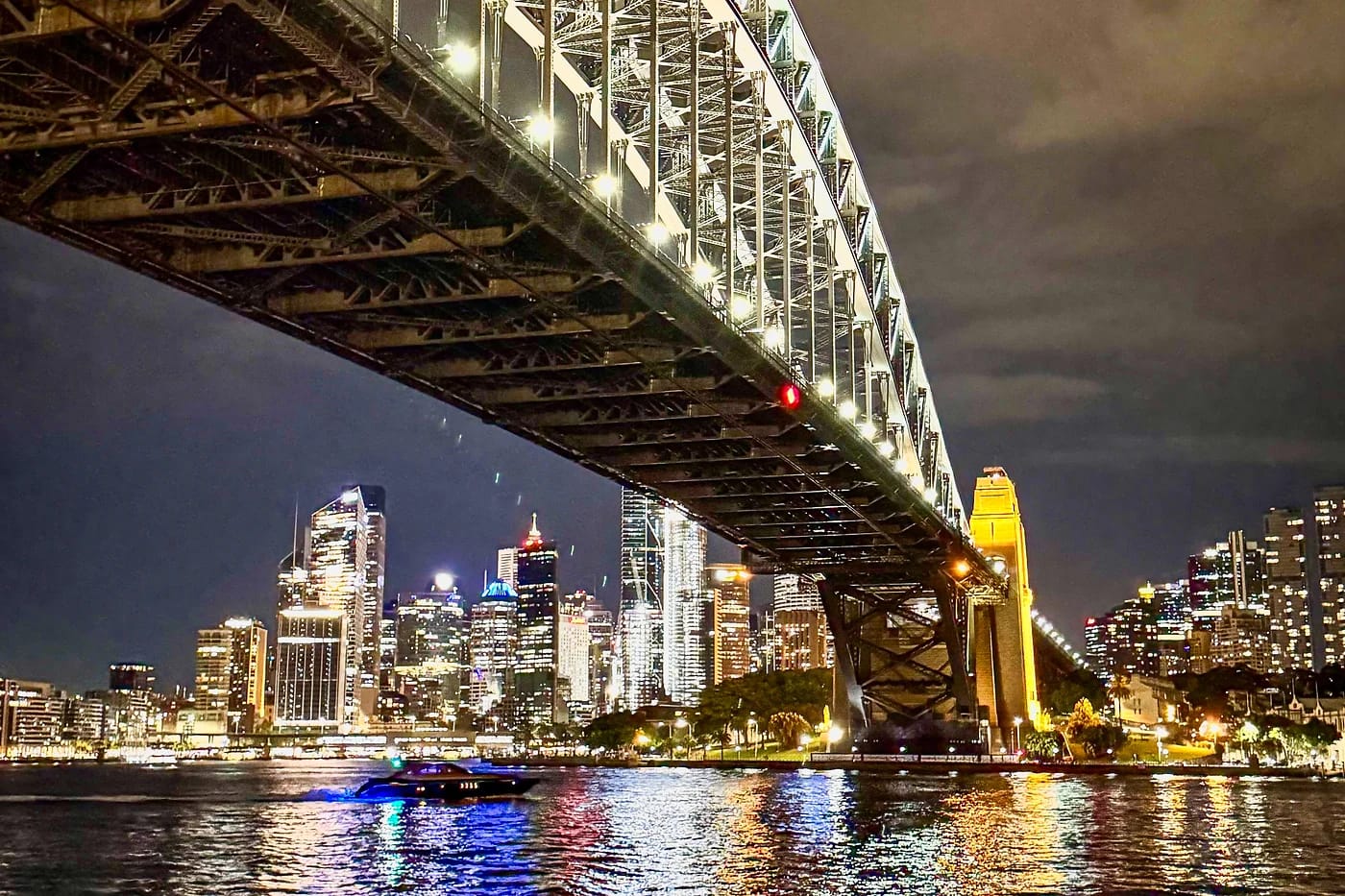 Sydneyn satamasilta ja silhuetti yöllä