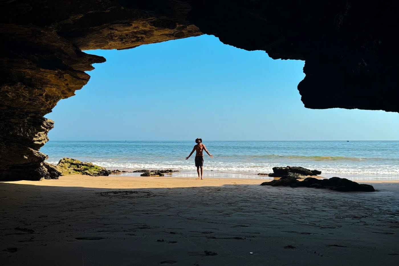 Siluetti rantaluolan suulla Taghazoutissa