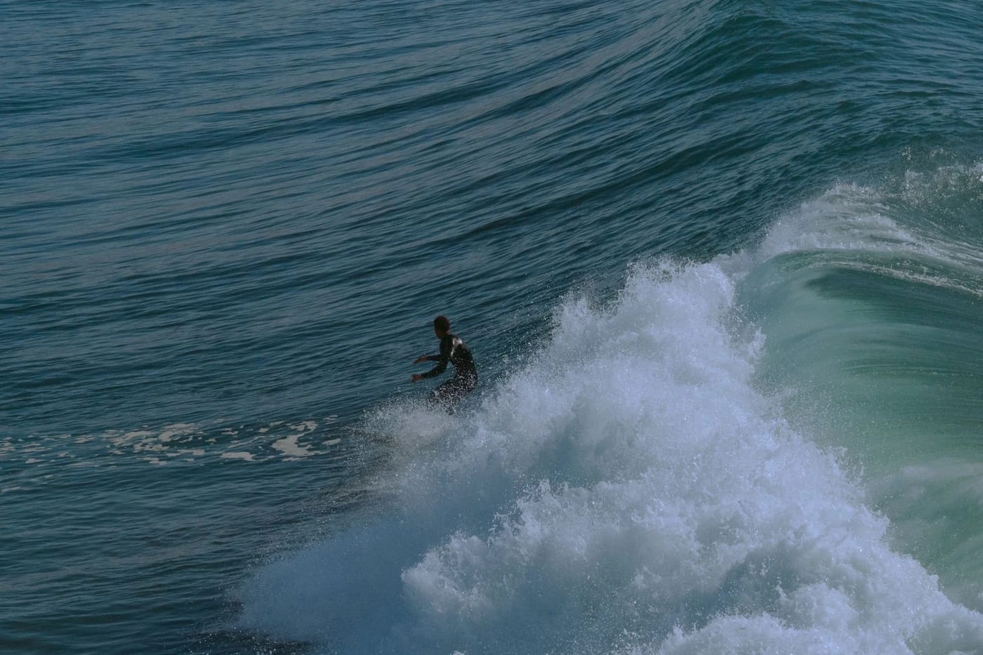 Surffaaja ratsastaa aaltoa Taghazoutin edustalla