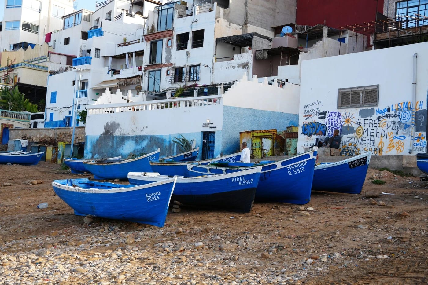 Siniset veneet ja kylän talot Taghazoutissa