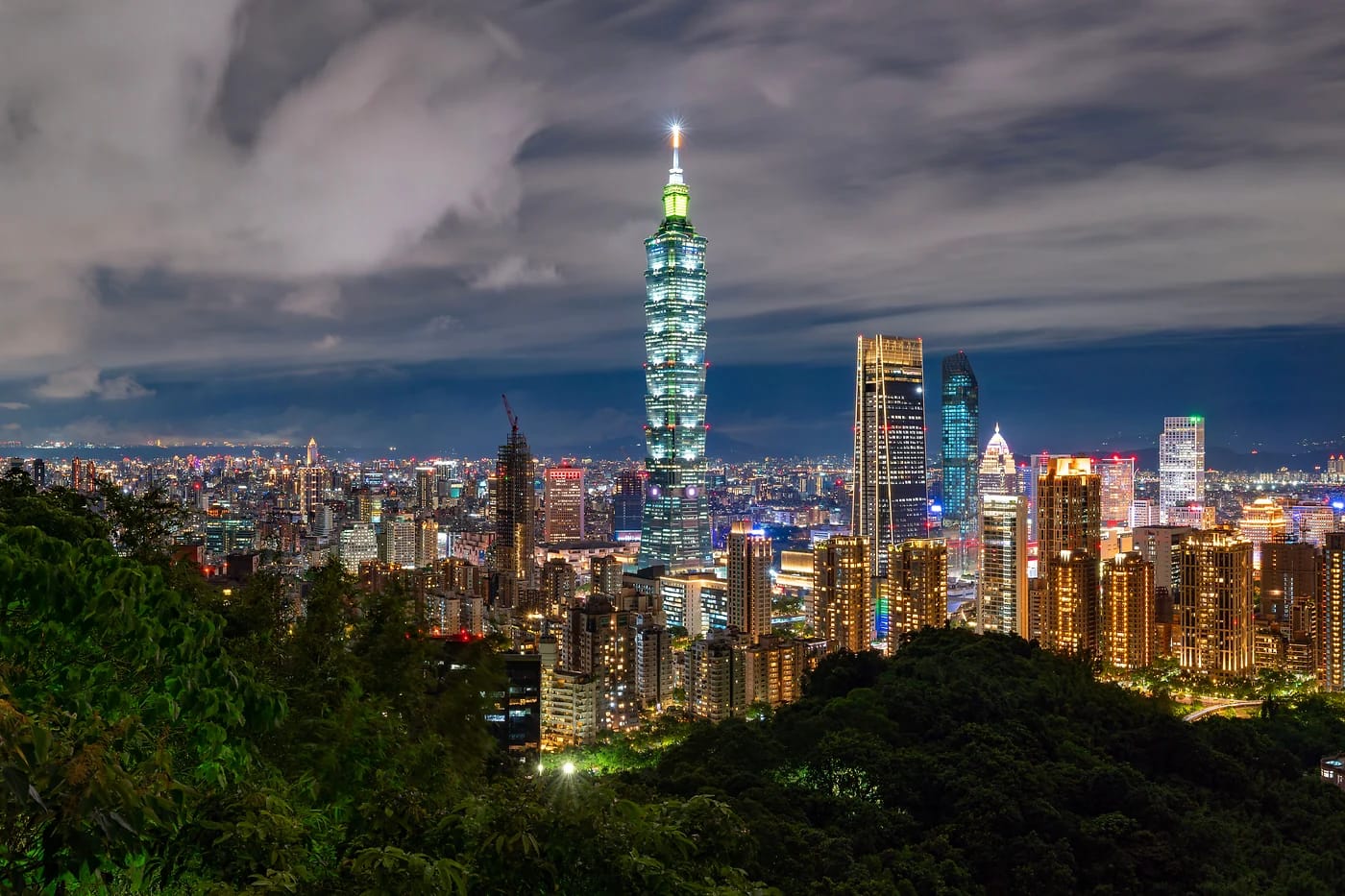 Taipei 101 ja kaupungin silhuetti yöllä Norsuvuorelta