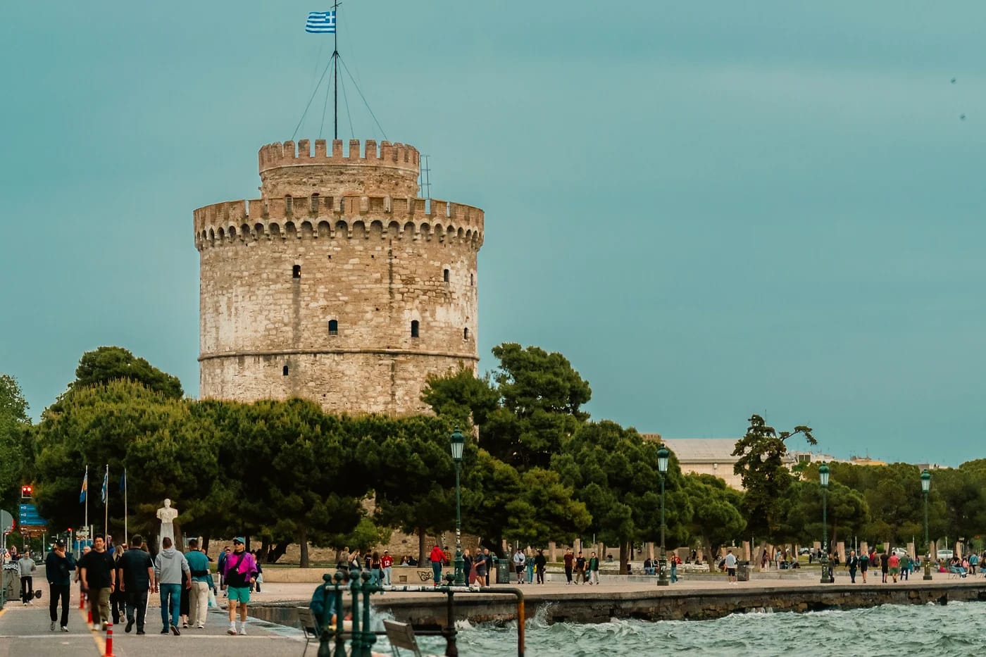 Valkoinen torni ja rantabulevardi Thessalonikissa