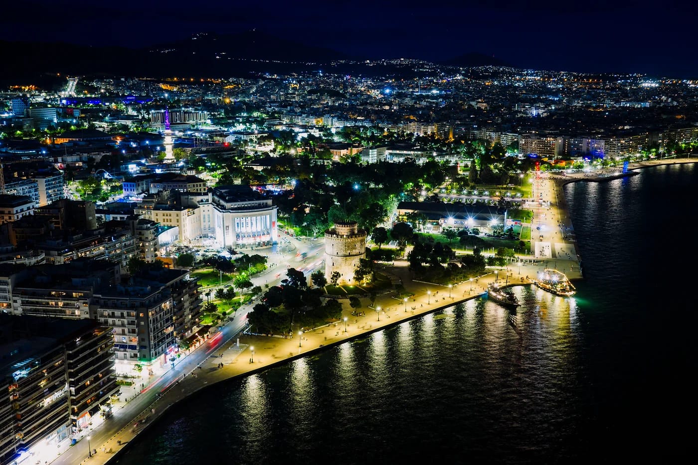 Ilmakuva Thessalonikista ja Valkoisesta tornista yöllä