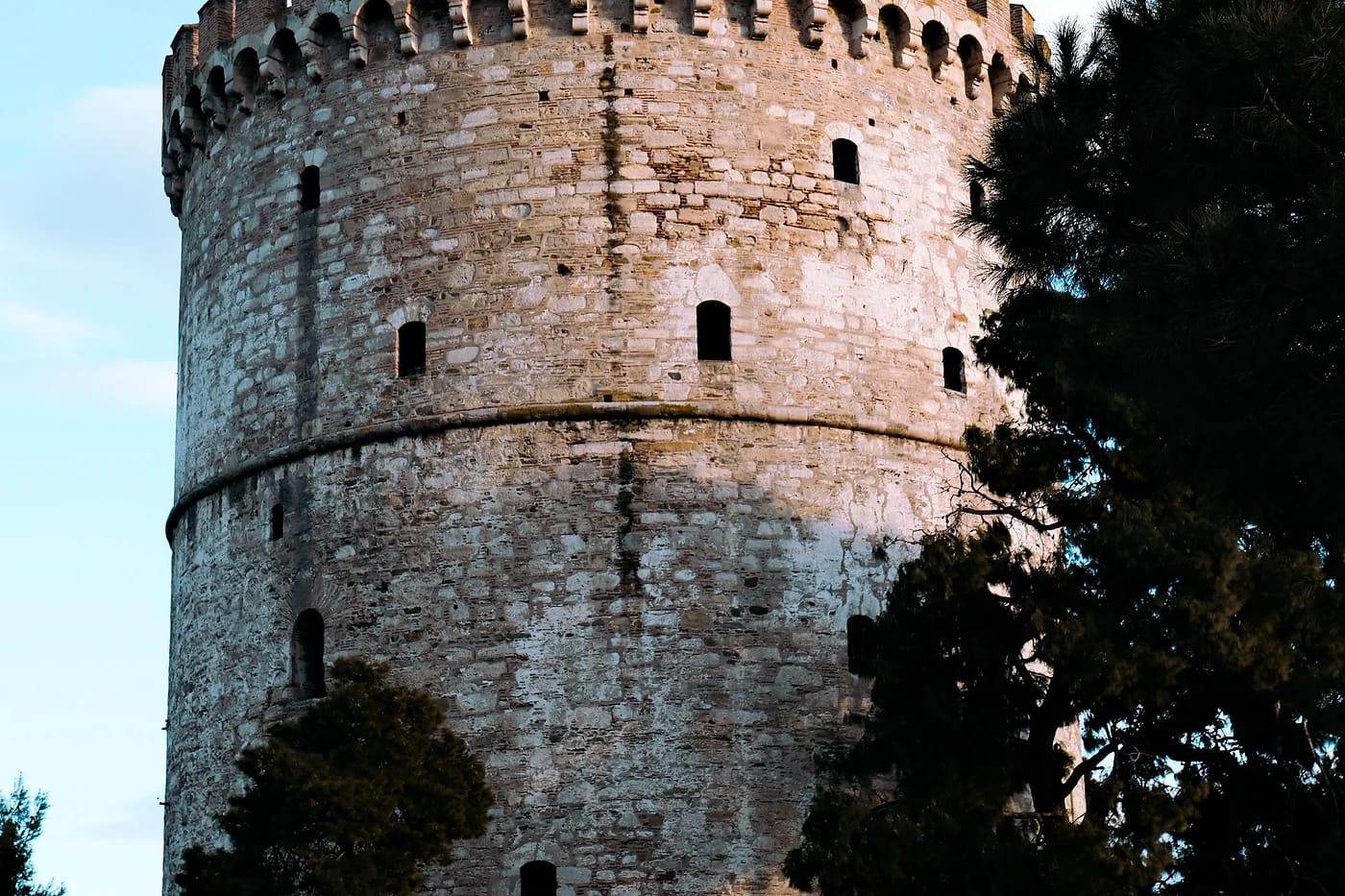 Valkoinen torni hämärässä Thessalonikissa