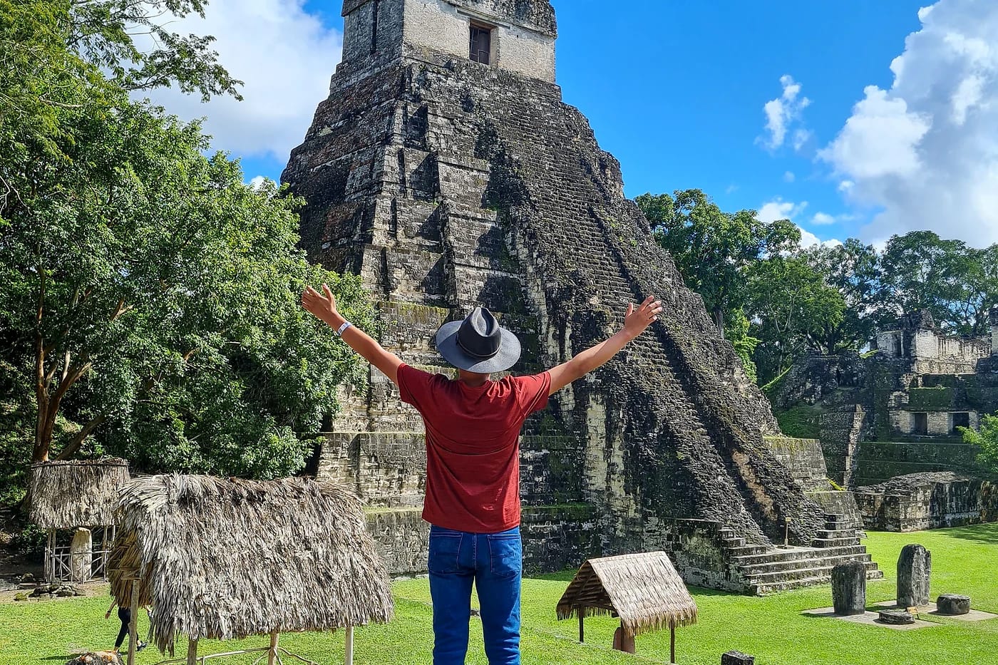 Kävijä Temppeli I:n edessä Tikalin Suurella aukiolla