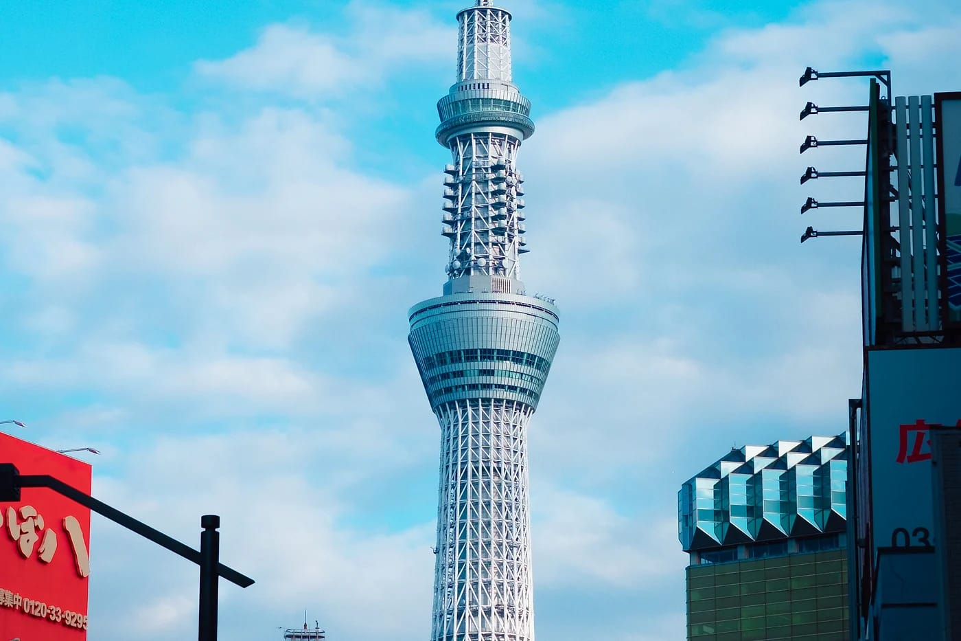 Tokyo Skytree kirkasta taivasta vasten