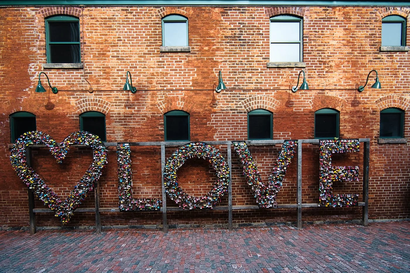 Distillery Districtin LOVE-kyltti